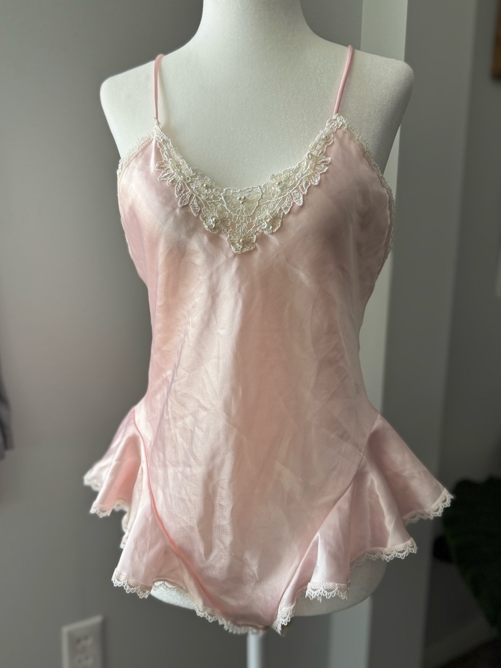 Vintage Indulgence light pink flutter lace babydoll teddy bodysuit size small